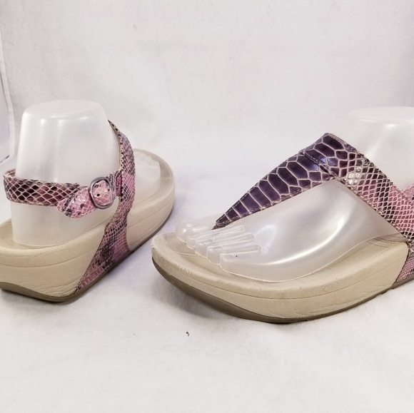 FITFLOP WOMEN THONGS FLIP FLOP SNAKE PRINTS SANDALS SIZE 8/39 - Picture 3 of 10